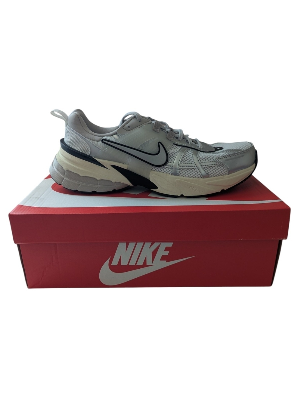 Nike V2 Run Mens Size 11 Summit White Metallic Silver Sneaker HJ4497 100 NIB